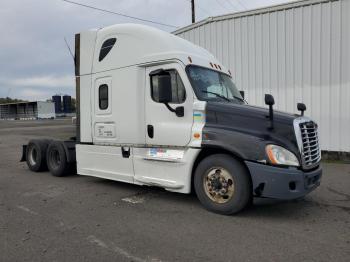  Salvage Freightliner Cascadia 1