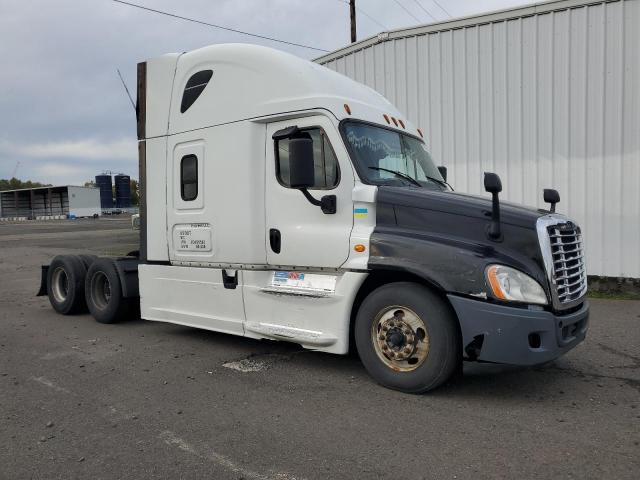  Salvage Freightliner Cascadia 1