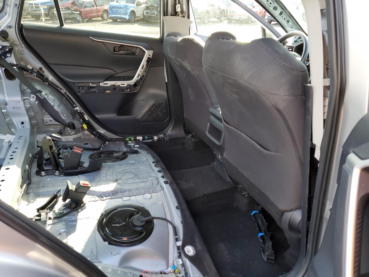 Toyota RAV4 Le Image 9