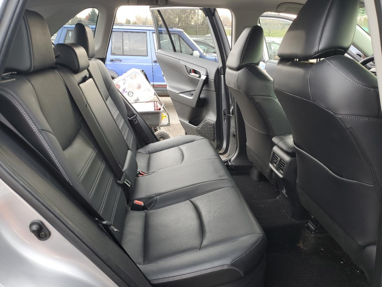 Toyota RAV4 Limited Image 11