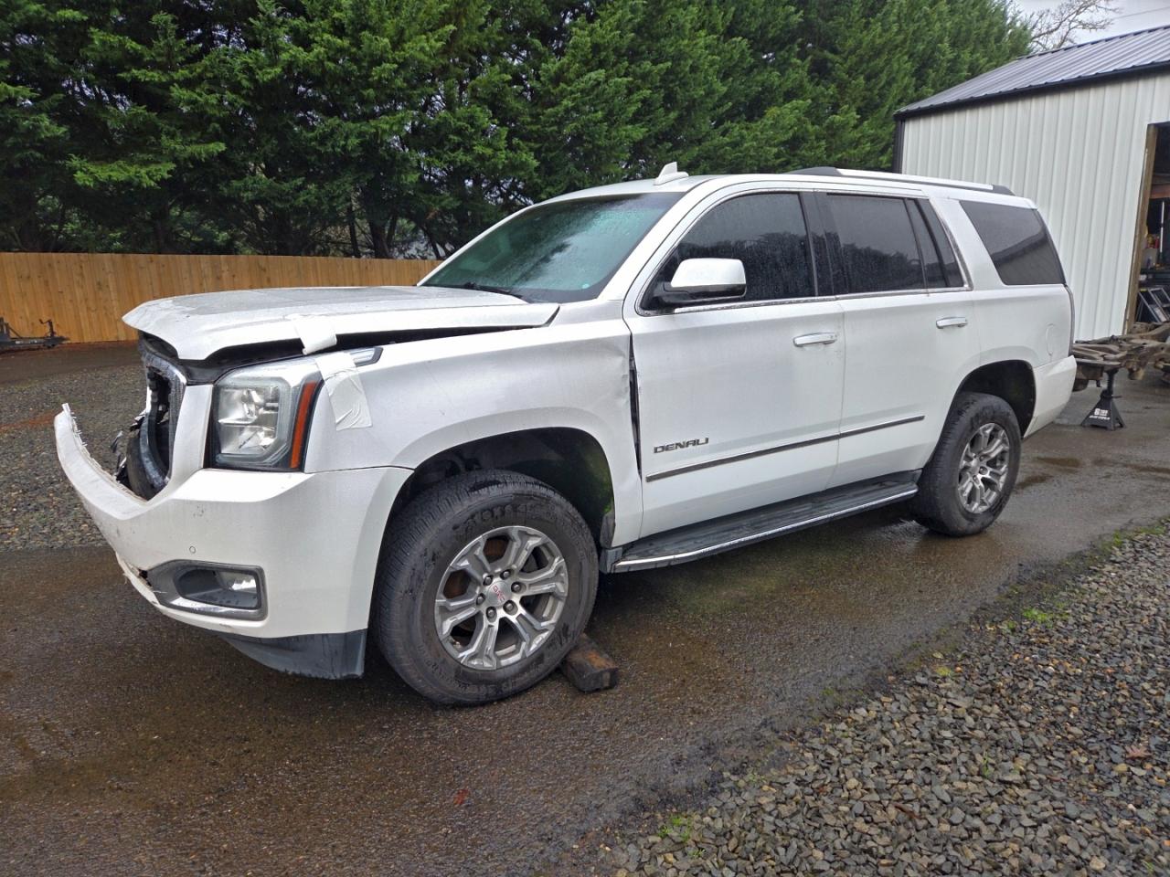 GMC Yukon Denali Image 11