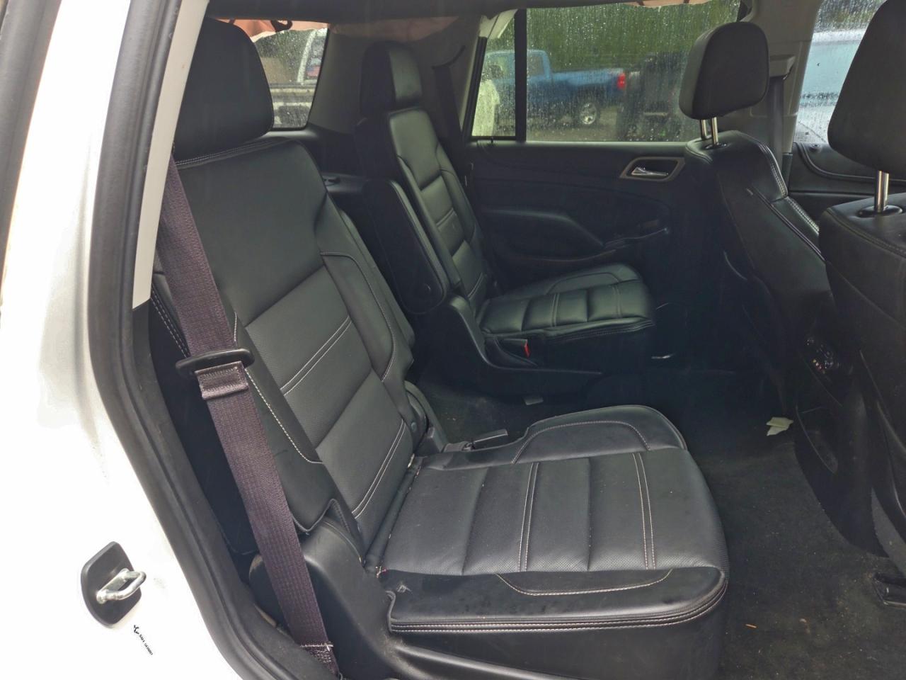 GMC Yukon Denali Image 9