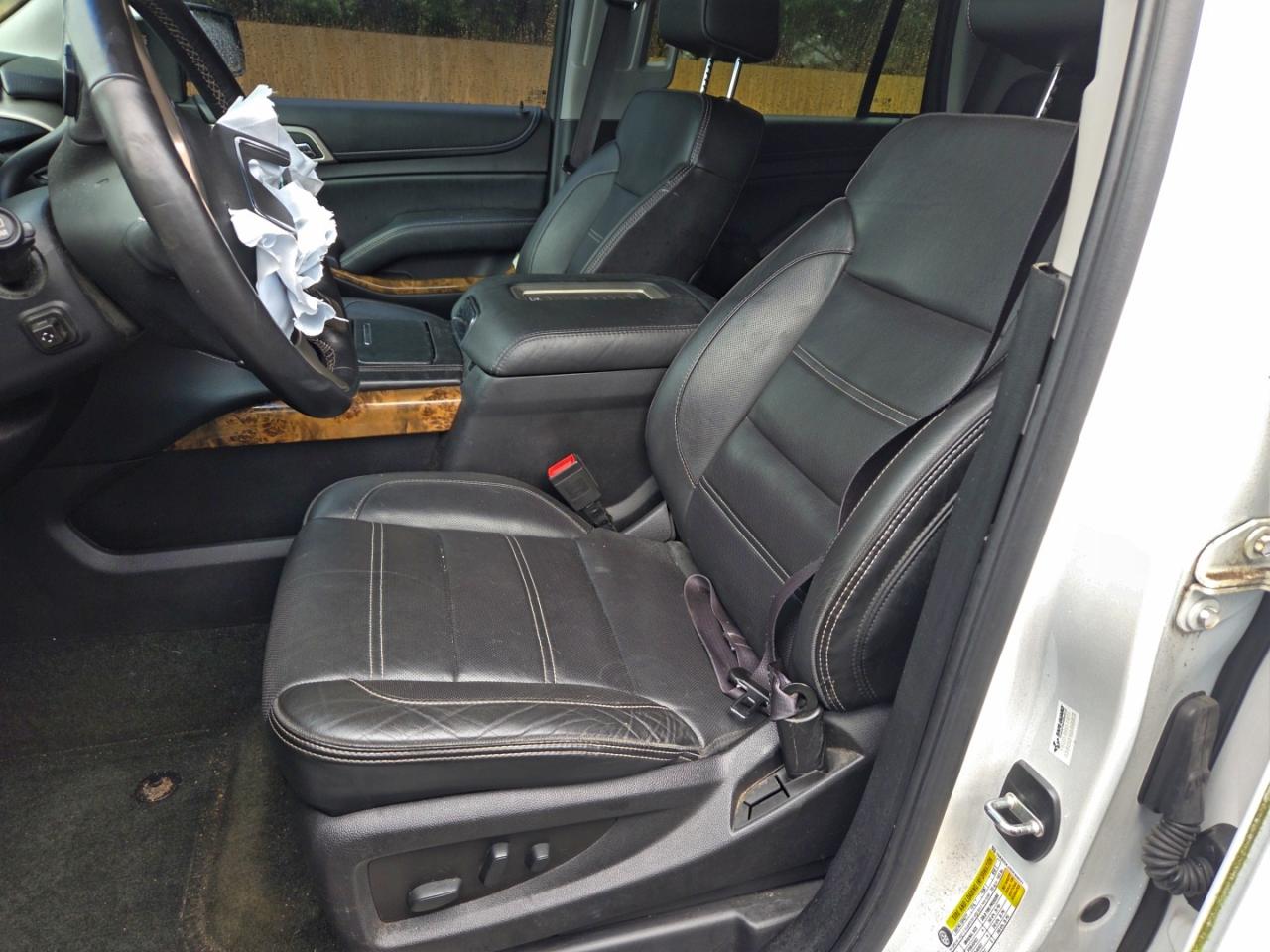 GMC Yukon Denali Image 7