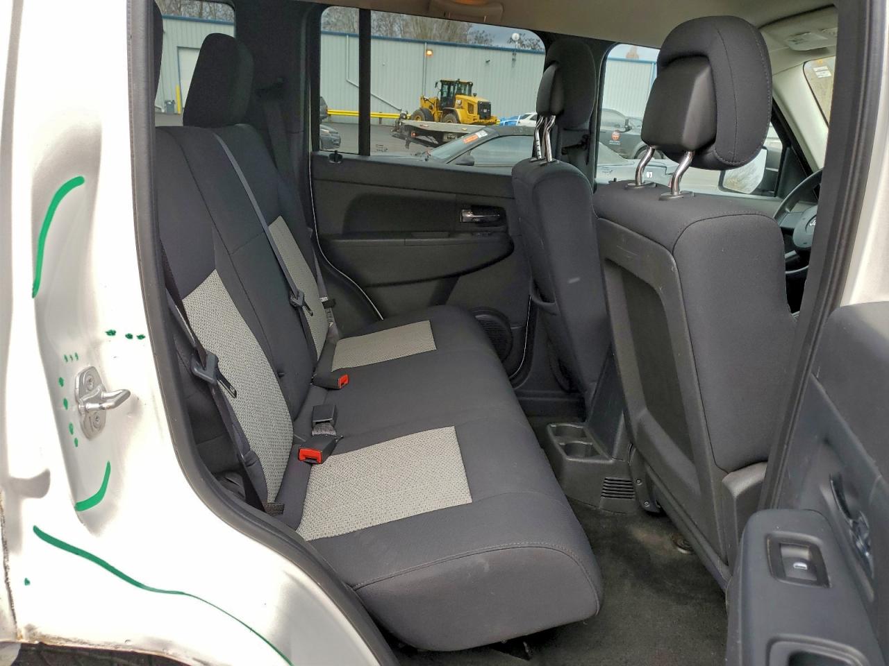 Jeep Liberty Sport Image 11