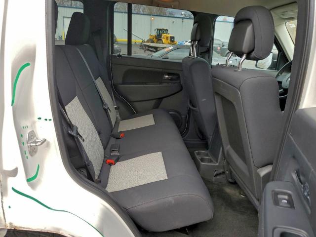 Jeep Liberty Sport Image 11