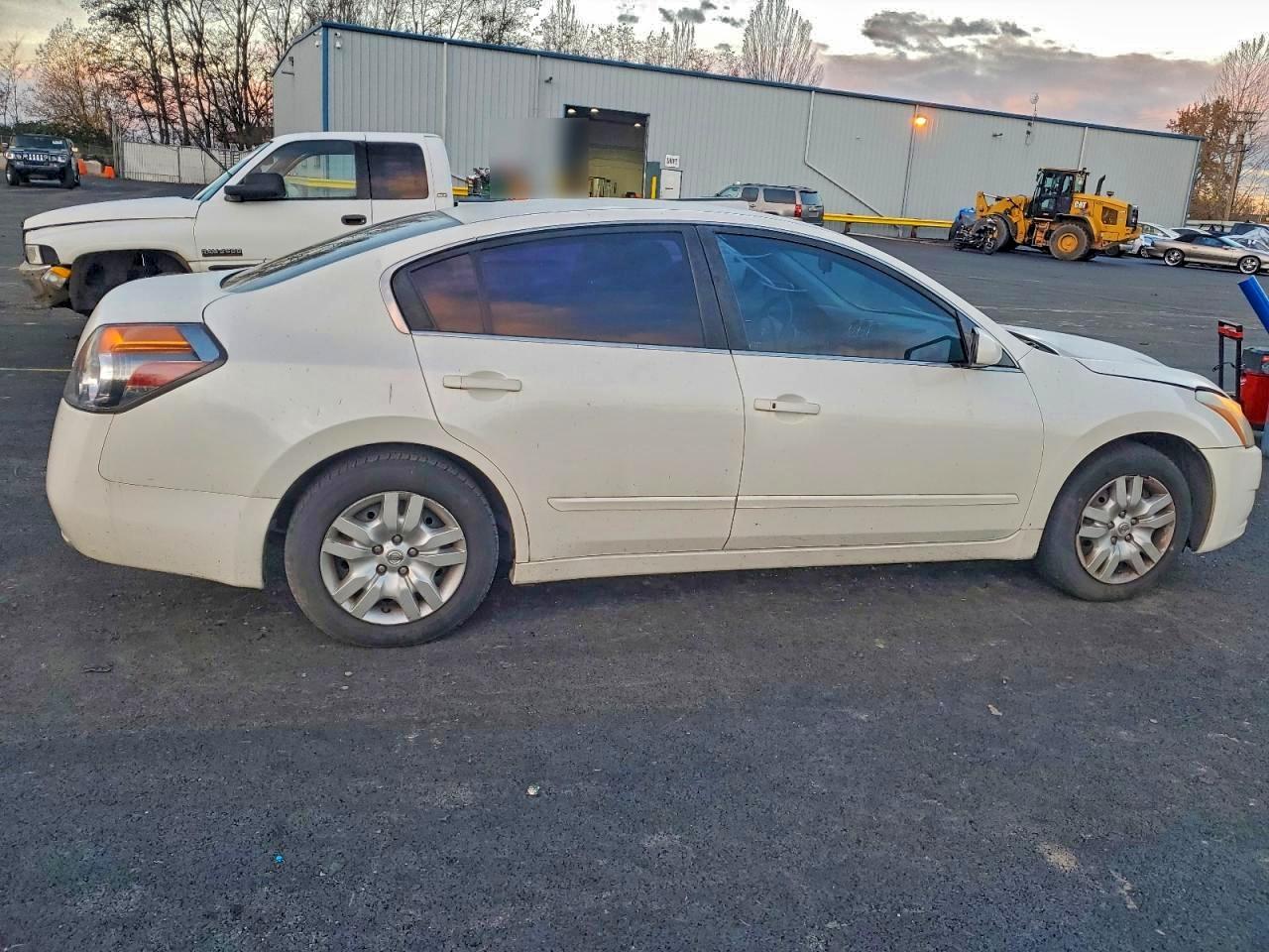 Nissan Altima Base Image 9