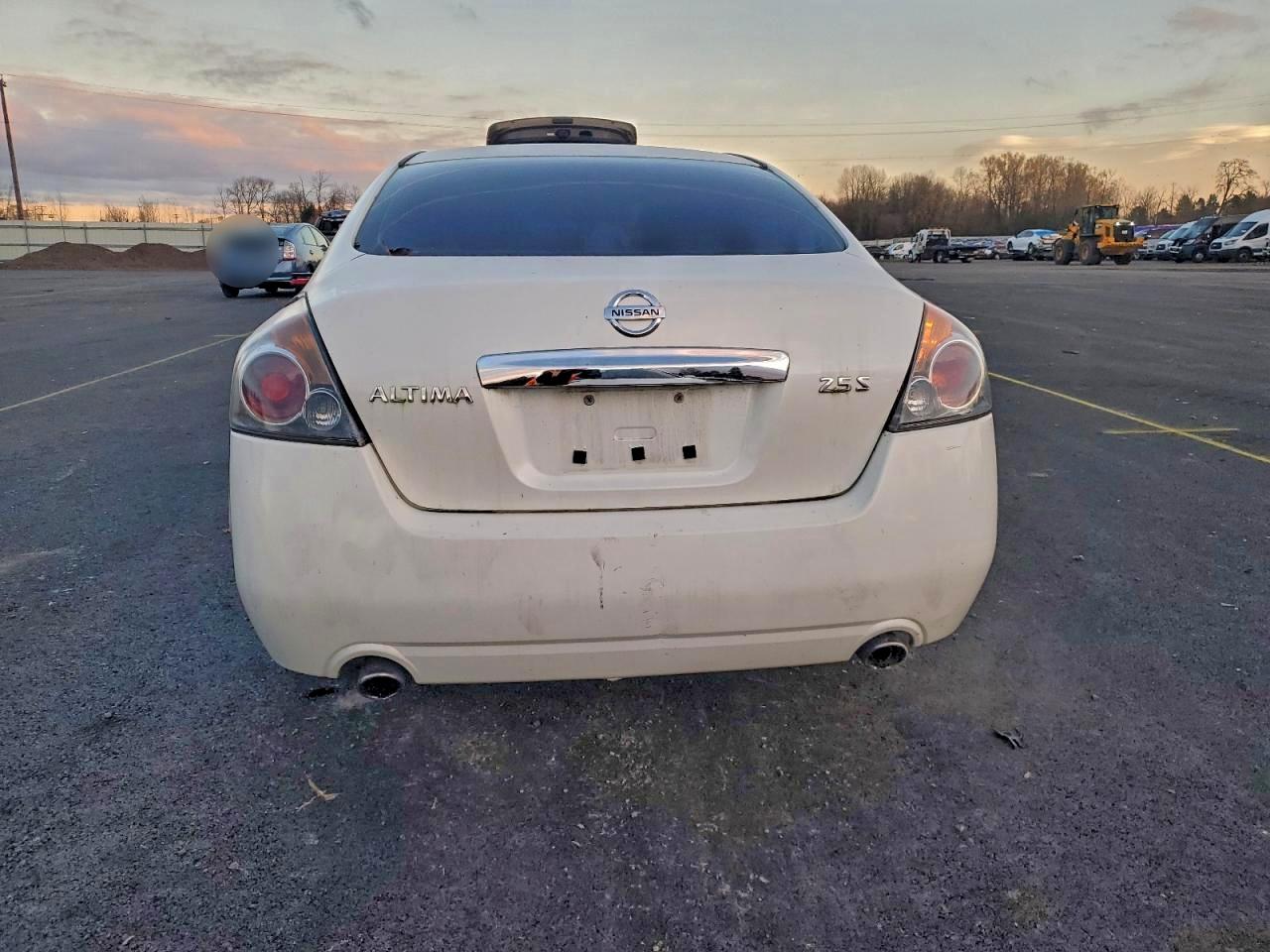Nissan Altima Base Image 10