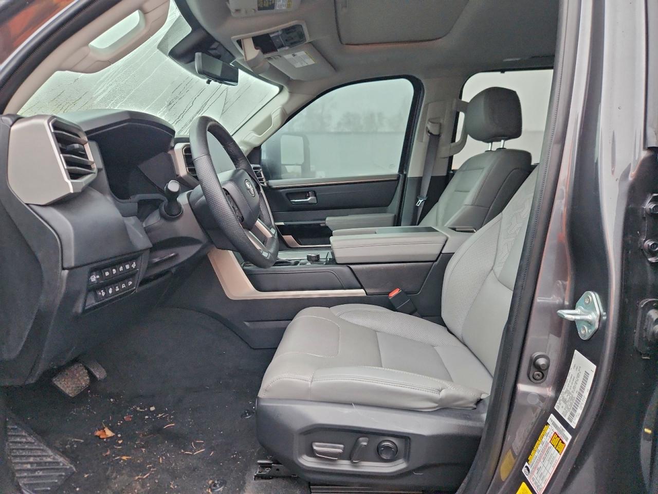 Toyota Sequoia Sr5 Image 3