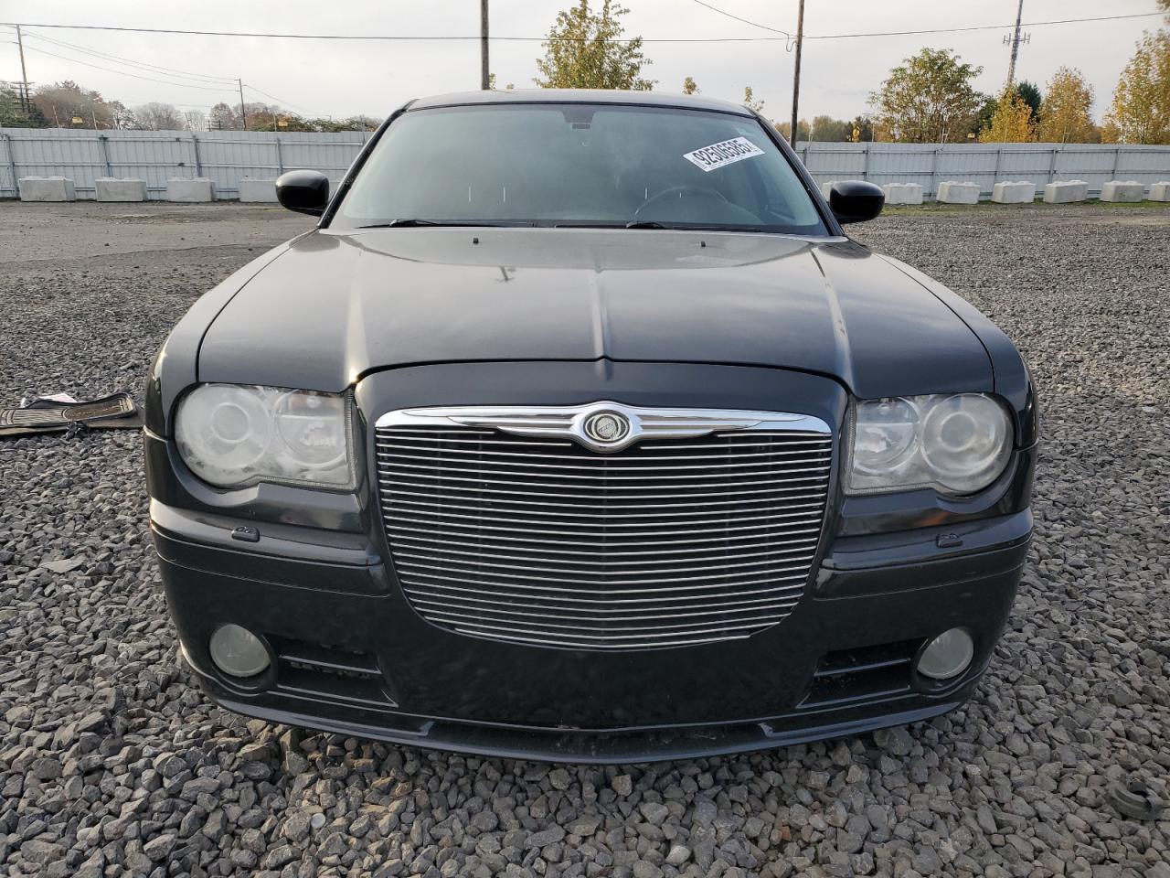 Chrysler 300 Srt-8 Image 8