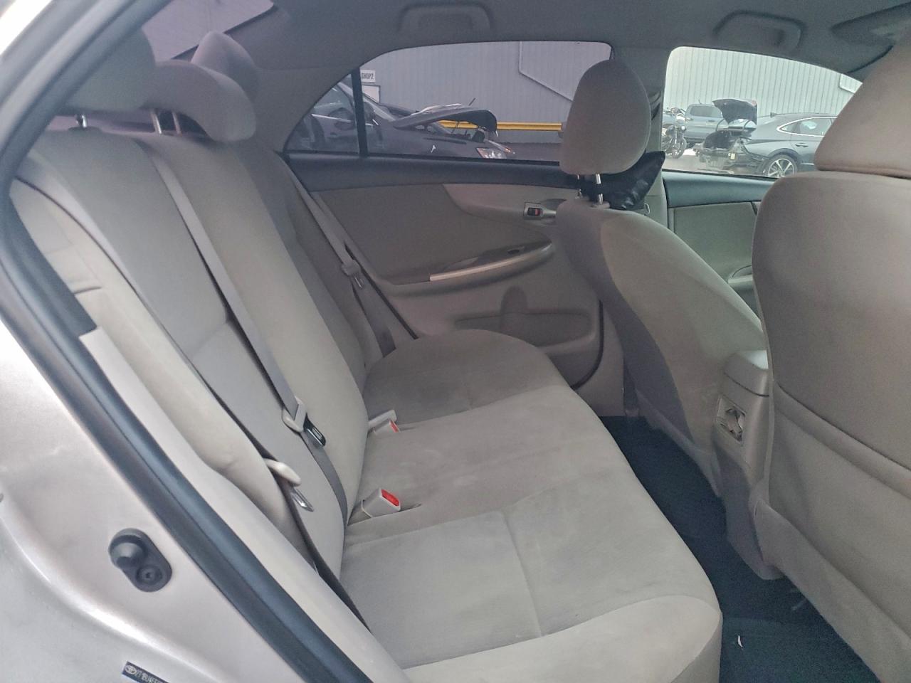 Toyota Corolla Base Image 9