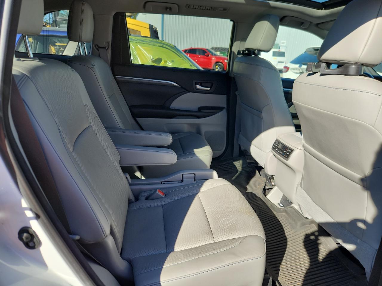 Toyota Highlander Hybrid Limited Image 12