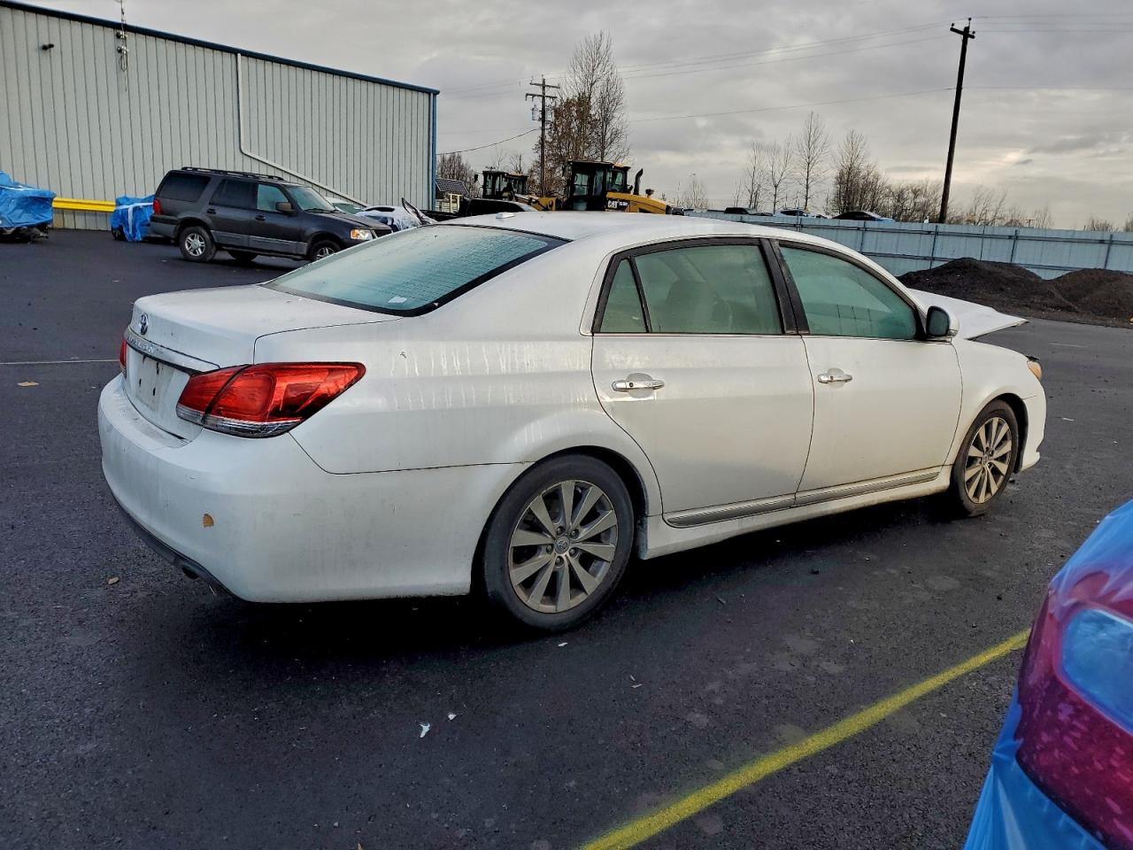 Toyota Avalon Base Image 12