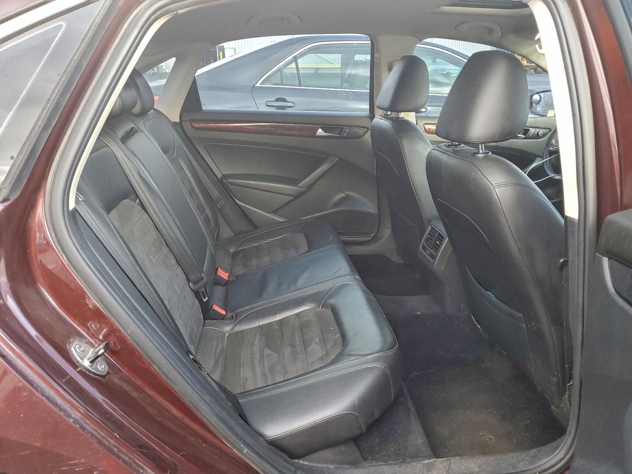 Volkswagen Passat Sel Image 3