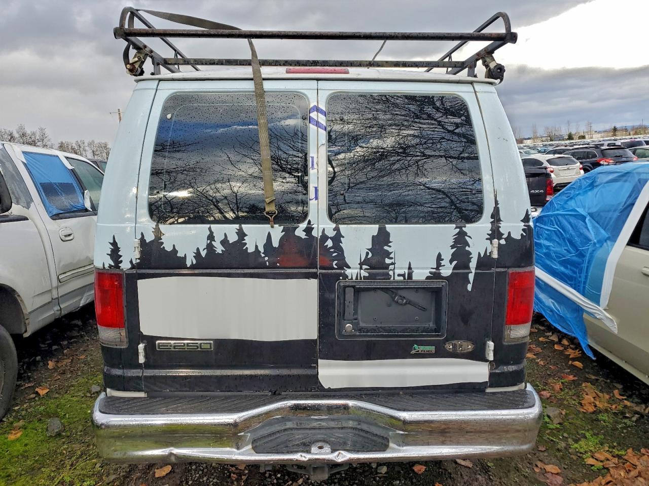 Ford Econoline E250 Van Image 5