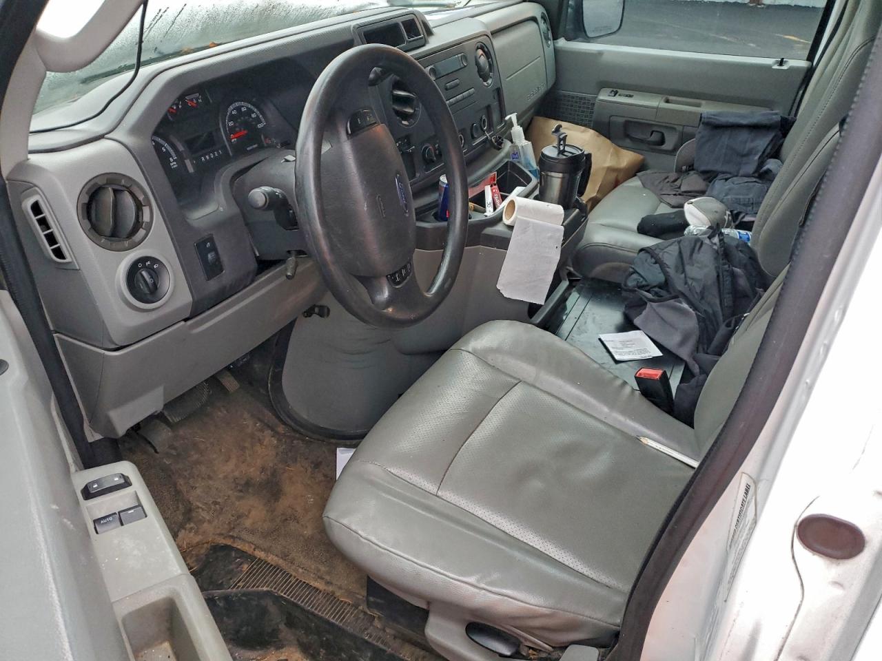 Ford Econoline E250 Van Image 7