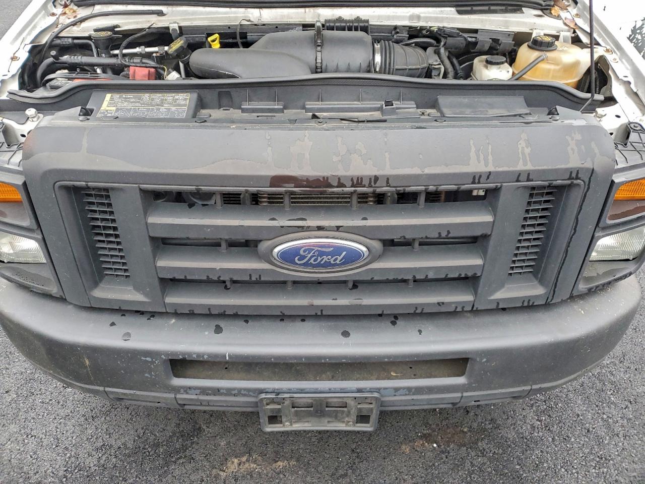 Ford Econoline E250 Van Image 2