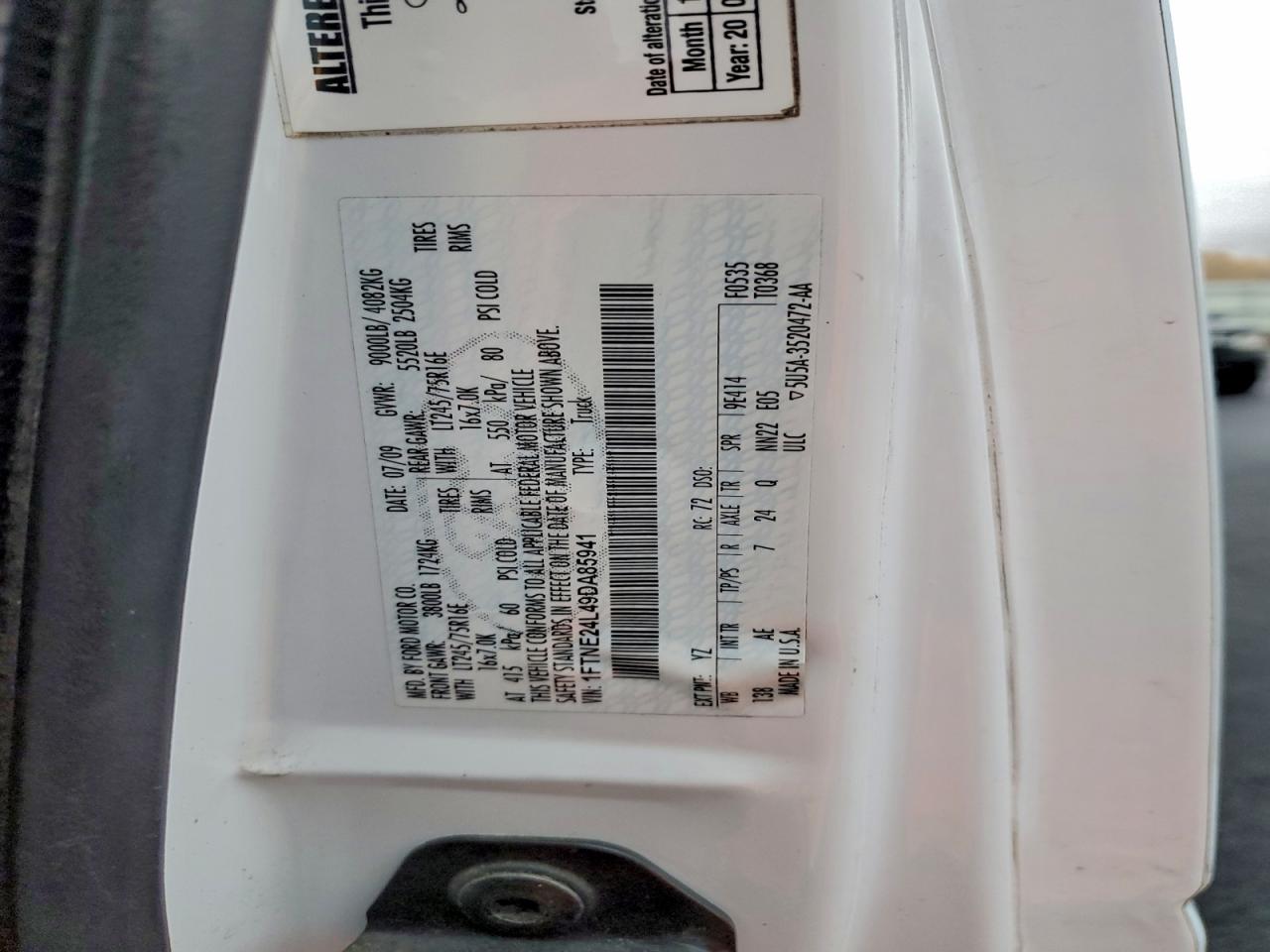 Ford Econoline E250 Van Image 4