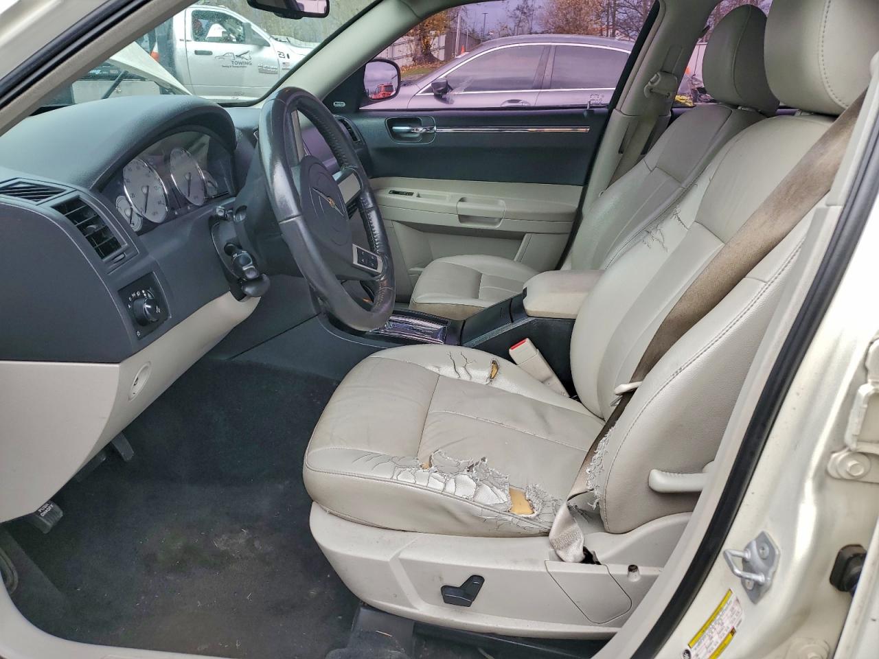 Chrysler 300 Touring Image 6