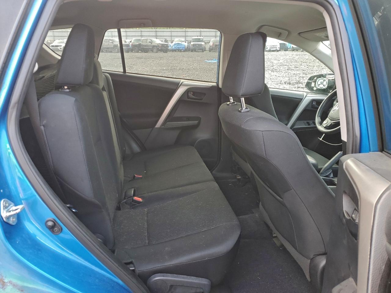 Toyota RAV4 Le Image 12