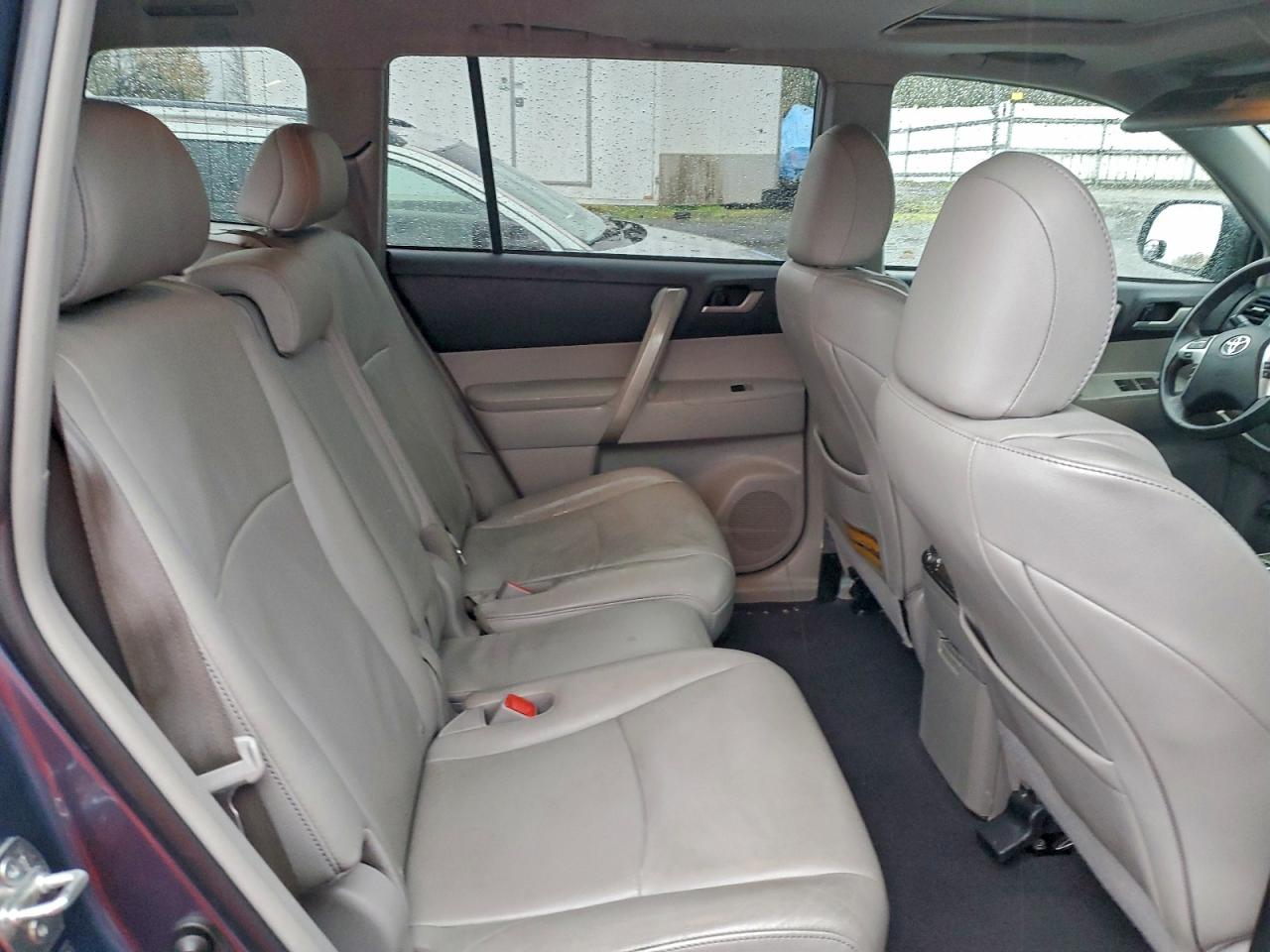 Toyota Highlander Base Image 10
