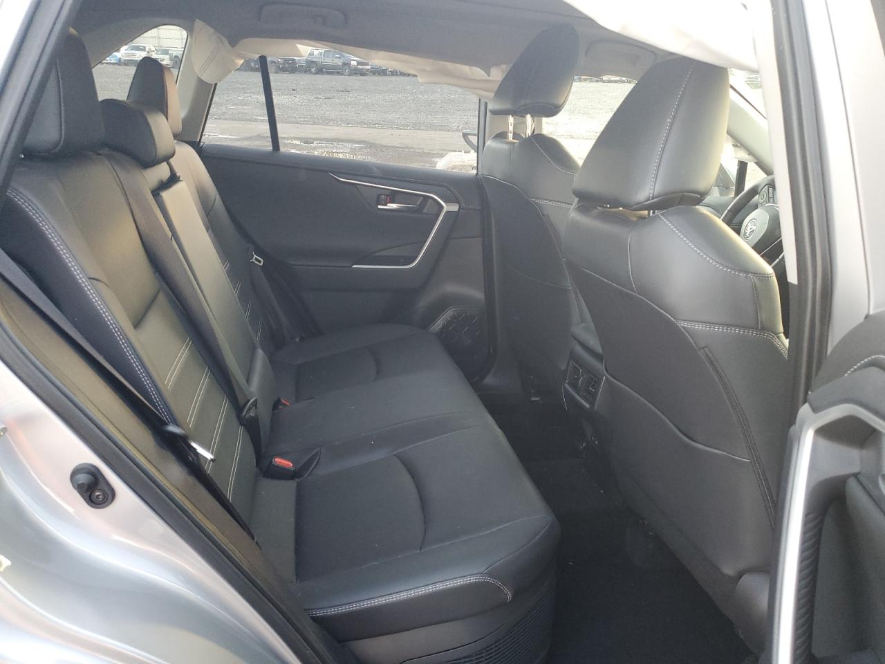 Toyota RAV4 Limited Image 8