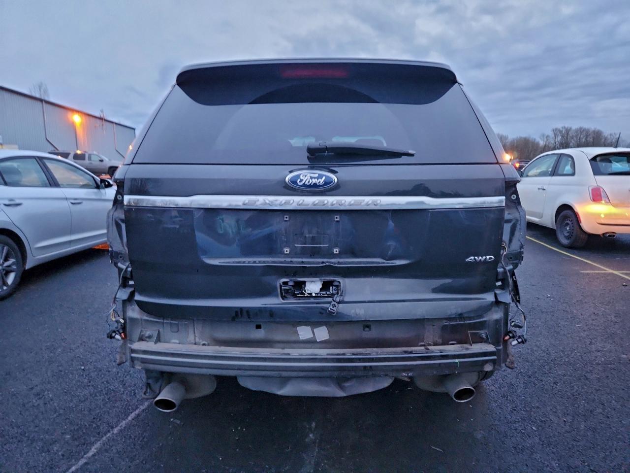 Ford Explorer Image 4