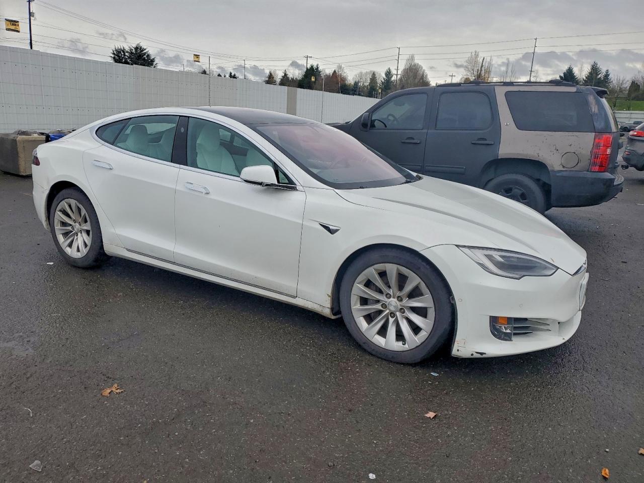 Tesla Model S Image 8