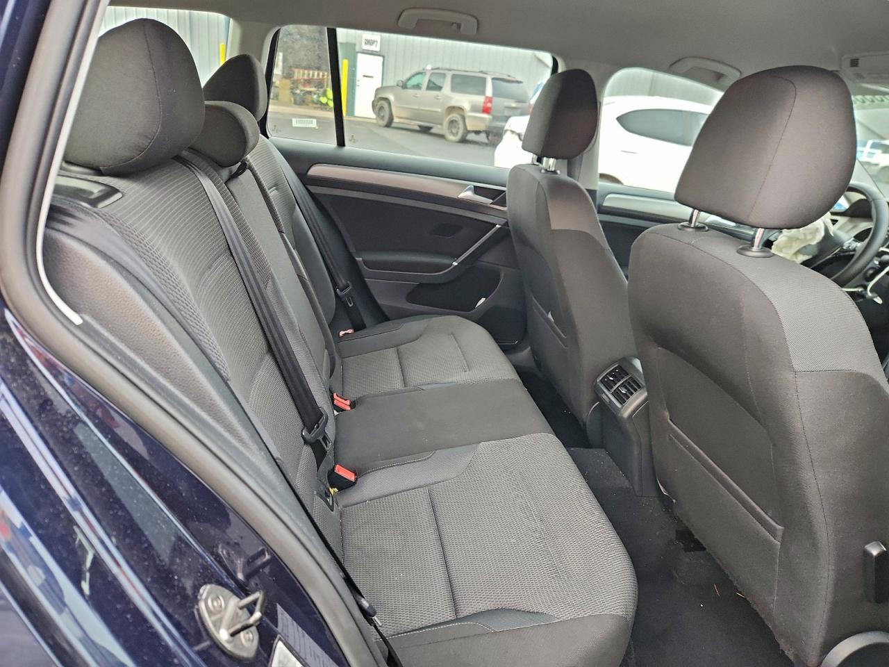 Volkswagen Golf S Image 11