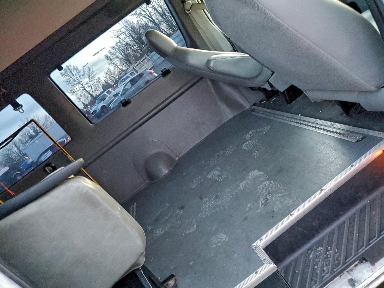 Ford E-150 E150 Van Image 8