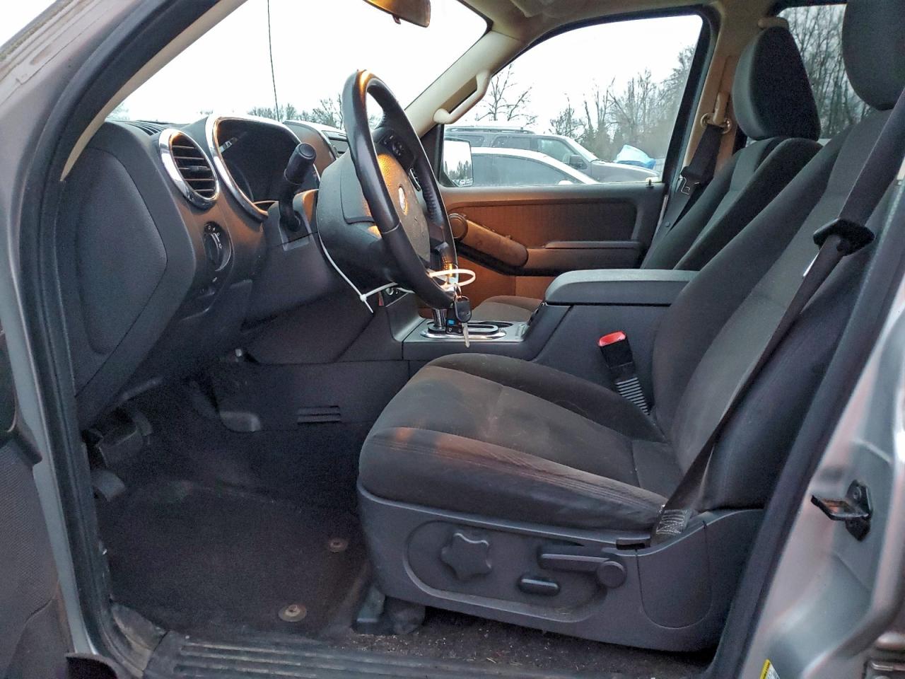 Ford Explorer Xlt Image 12