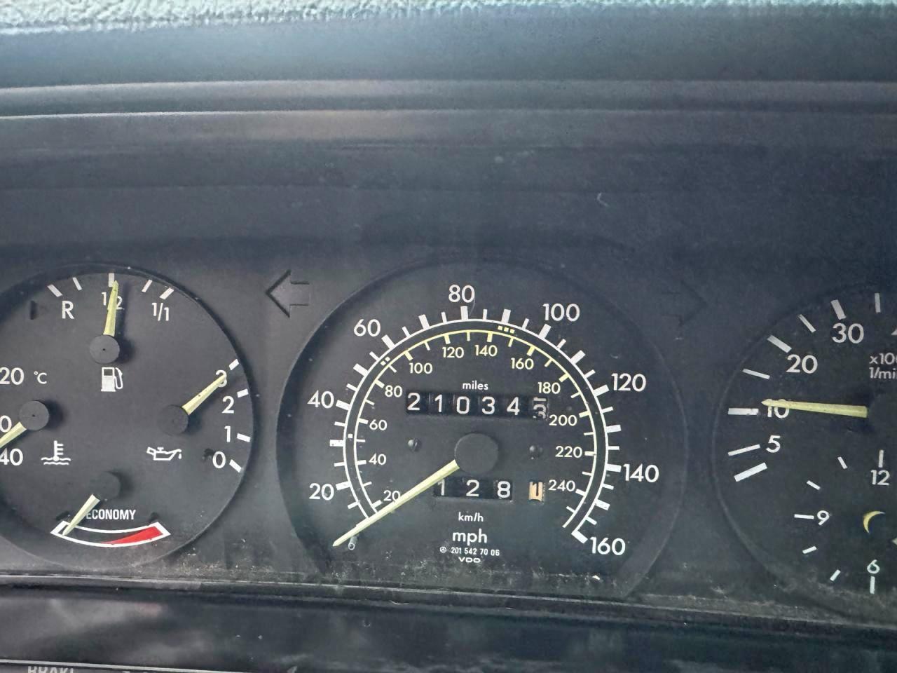 Mercedes-Benz 190-Class E 2.3-16 Image 8