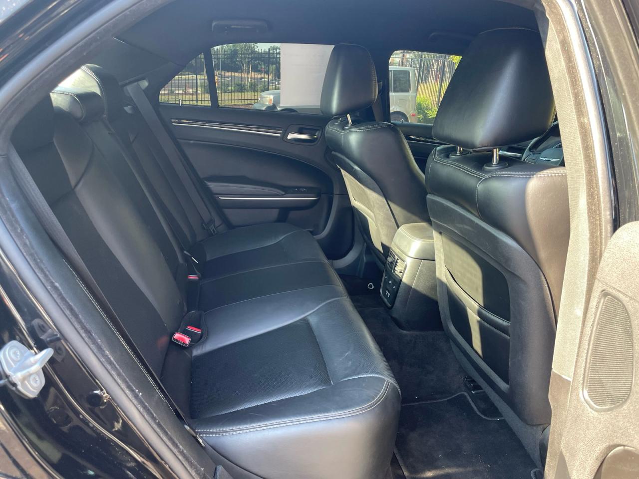 Chrysler 300 S Image 3