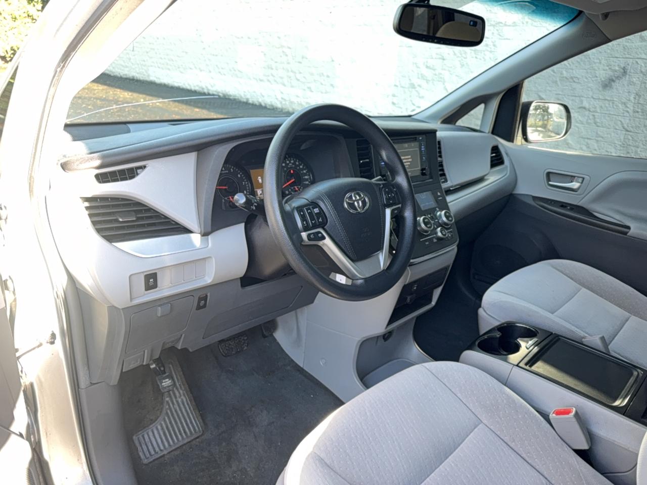 Toyota Sienna Le Image 8