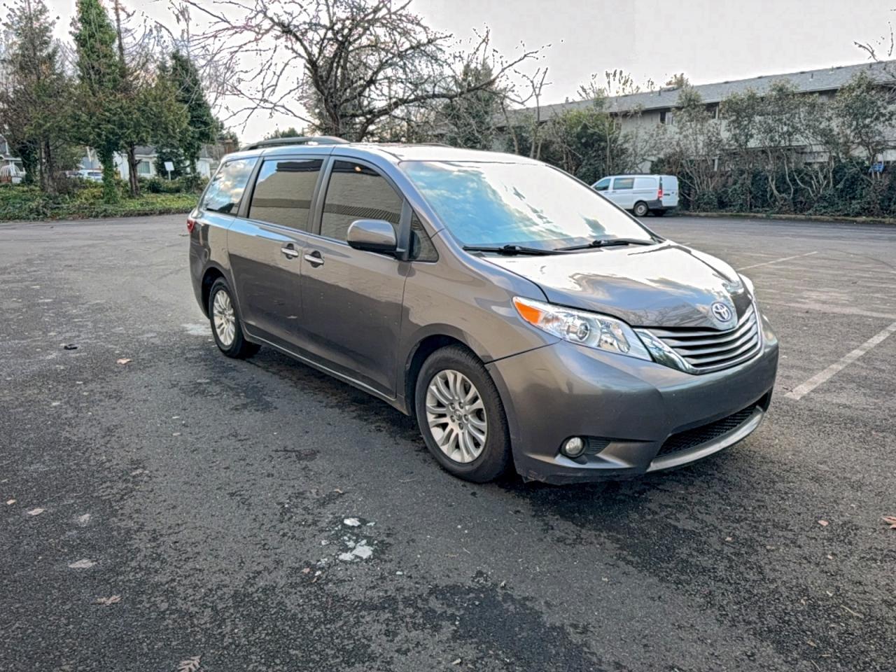 Toyota Sienna Xle Image 1