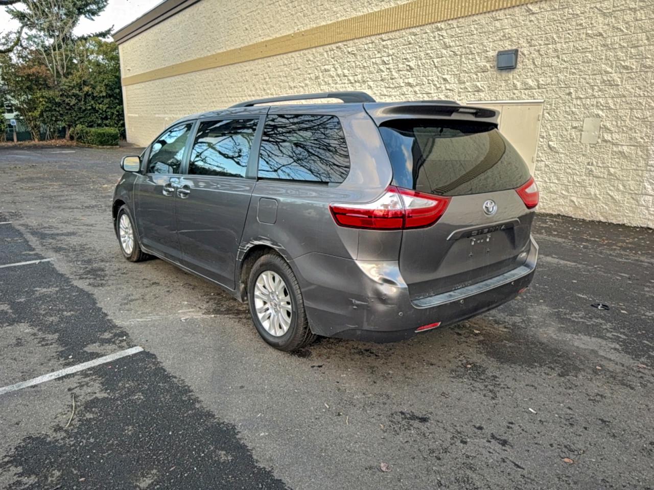 Toyota Sienna Xle Image 10