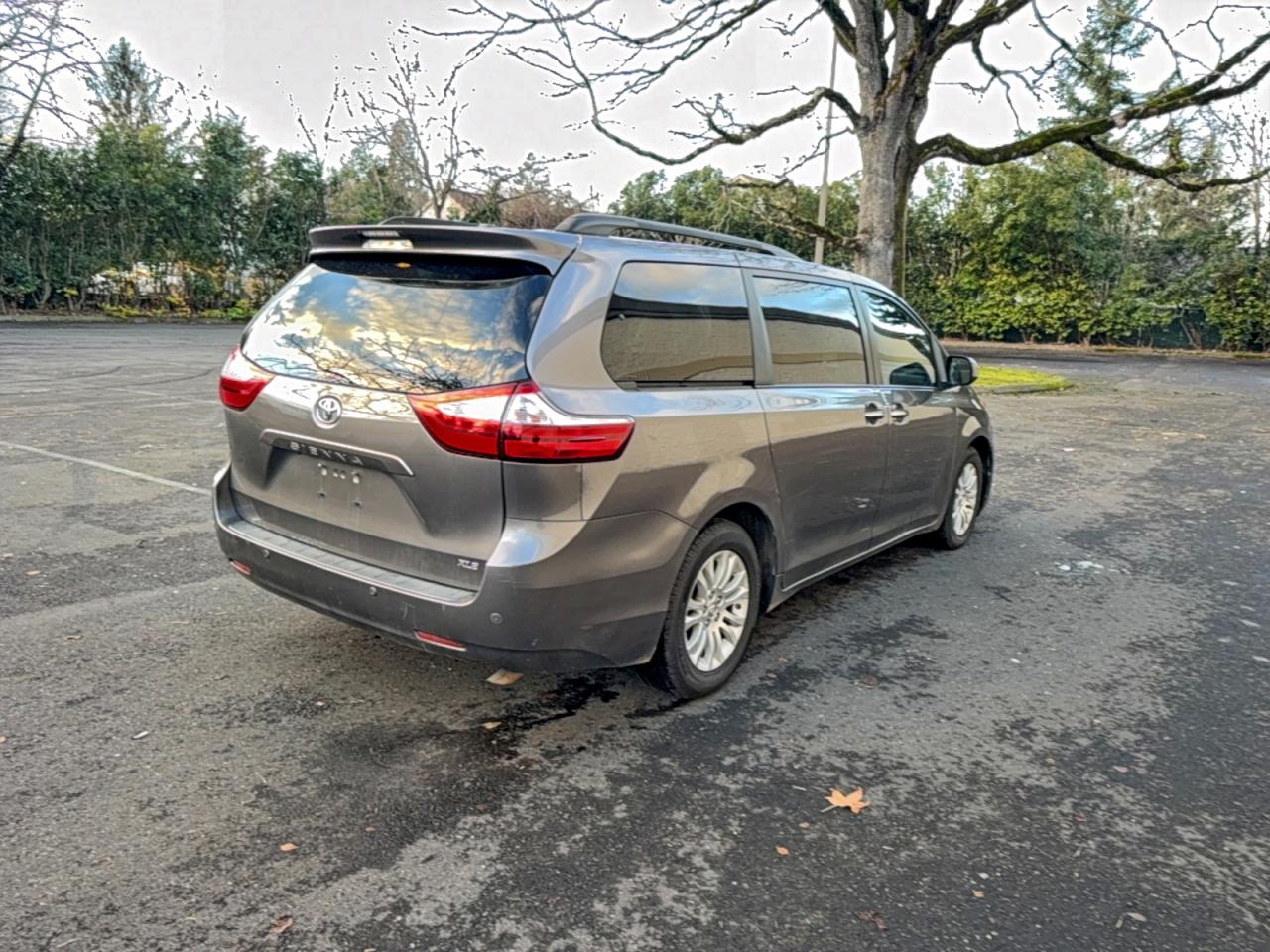 Toyota Sienna Xle Image 6