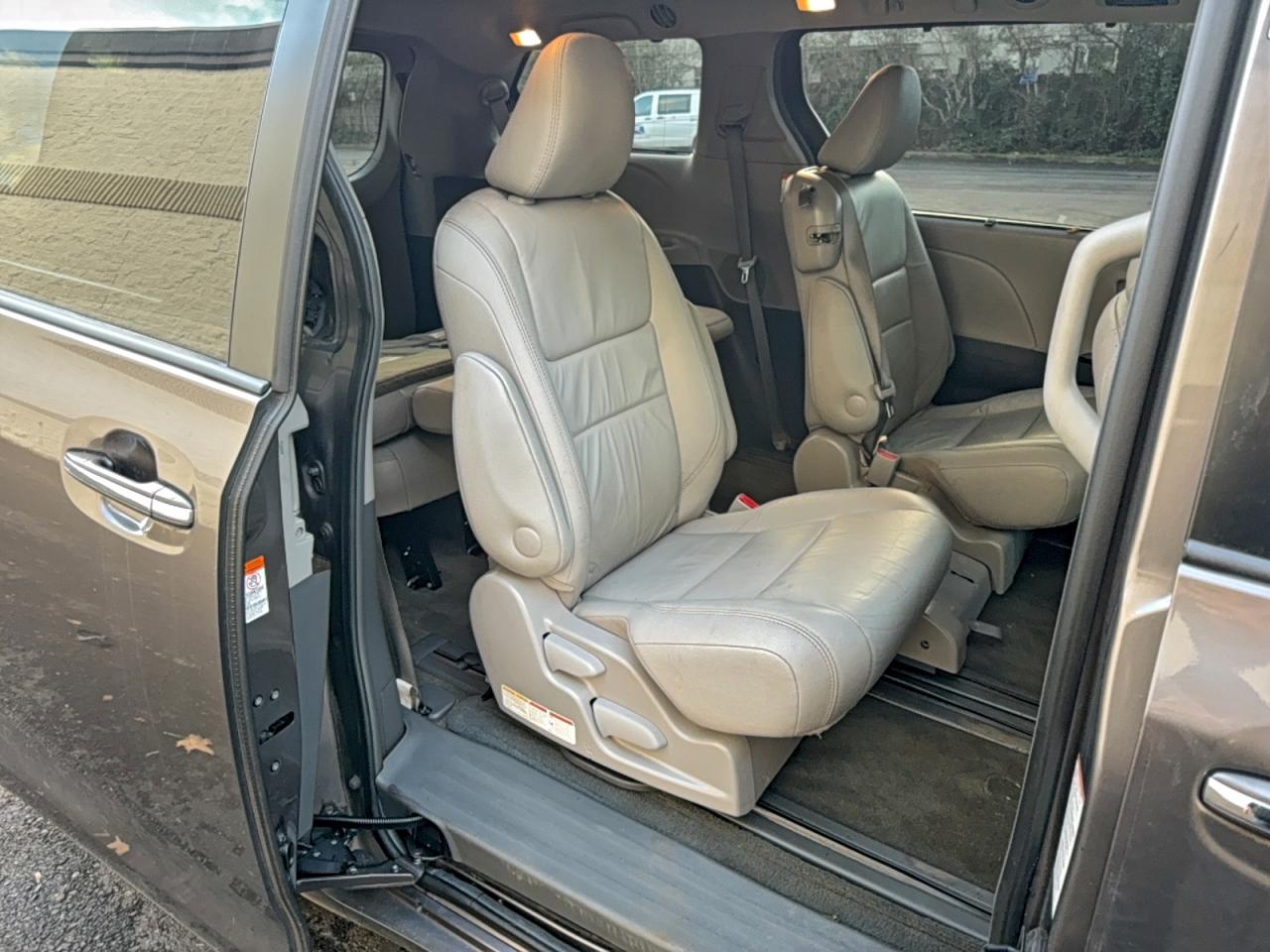 Toyota Sienna Xle Image 3