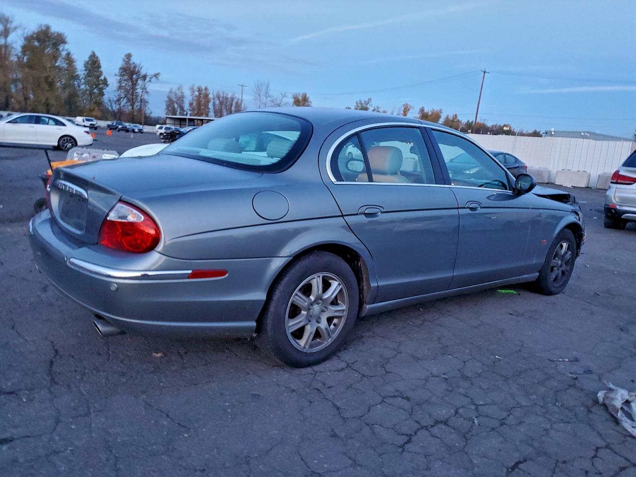 Jaguar S-Type Image 4