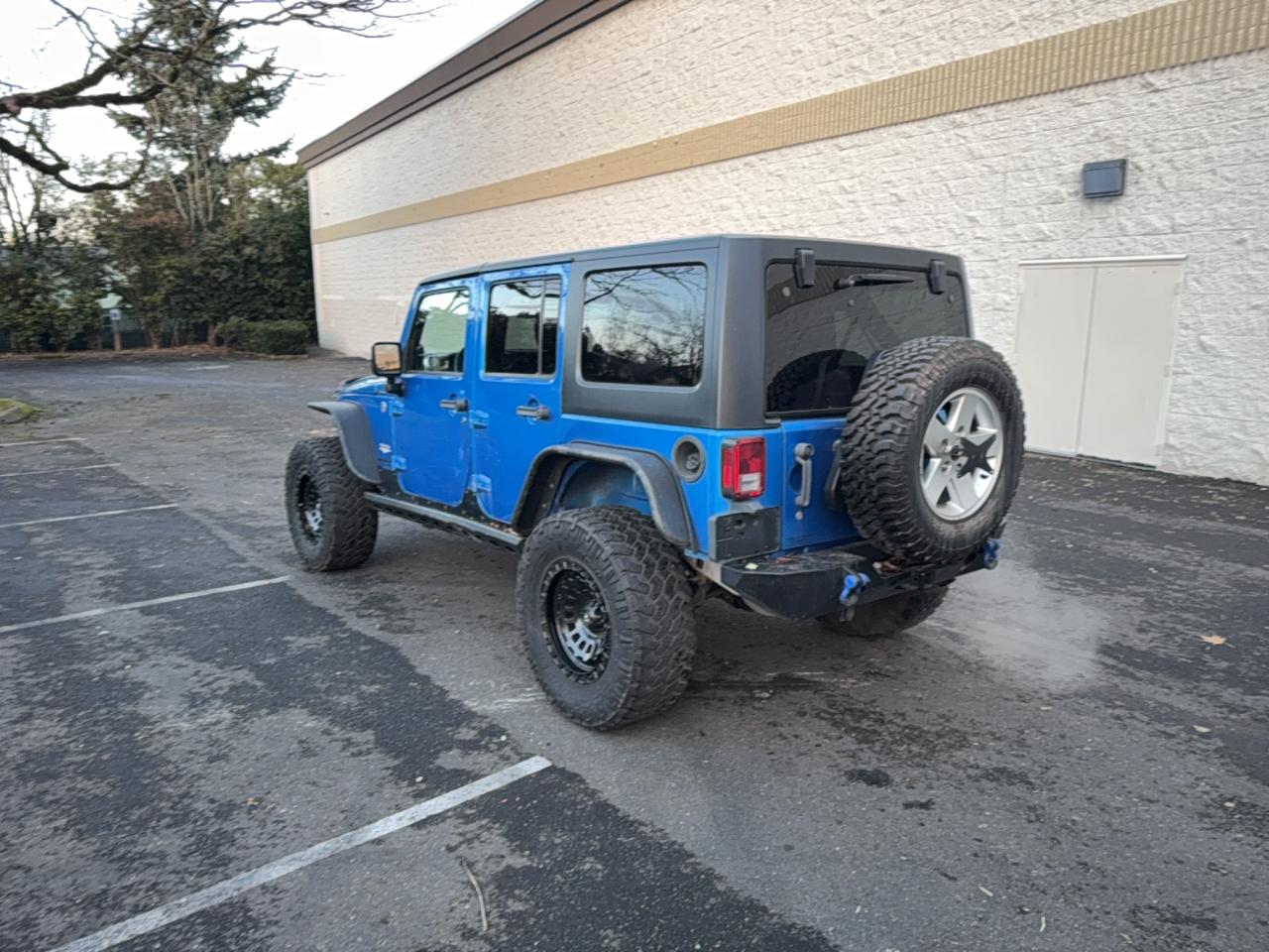 Jeep Wrangler Sahara Image 3