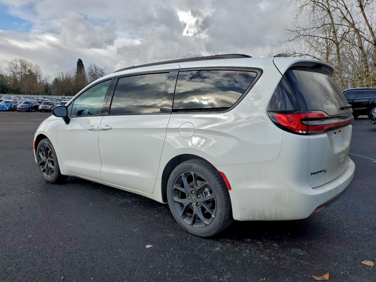 Chrysler Pacifica Limited Image 3