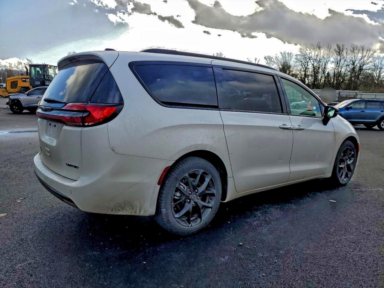 Chrysler Pacifica Limited Image 9