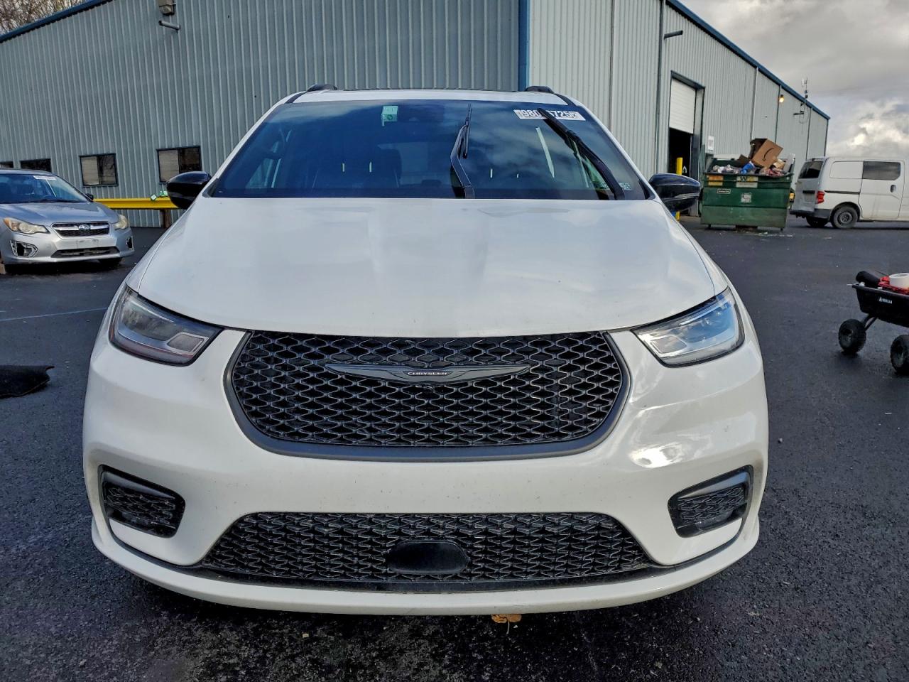 Chrysler Pacifica Limited Image 2