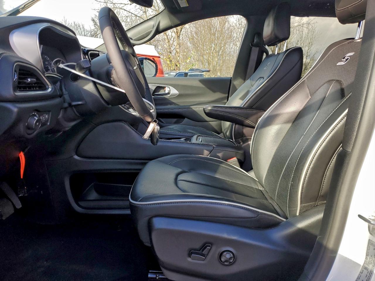 Chrysler Pacifica Limited Image 7