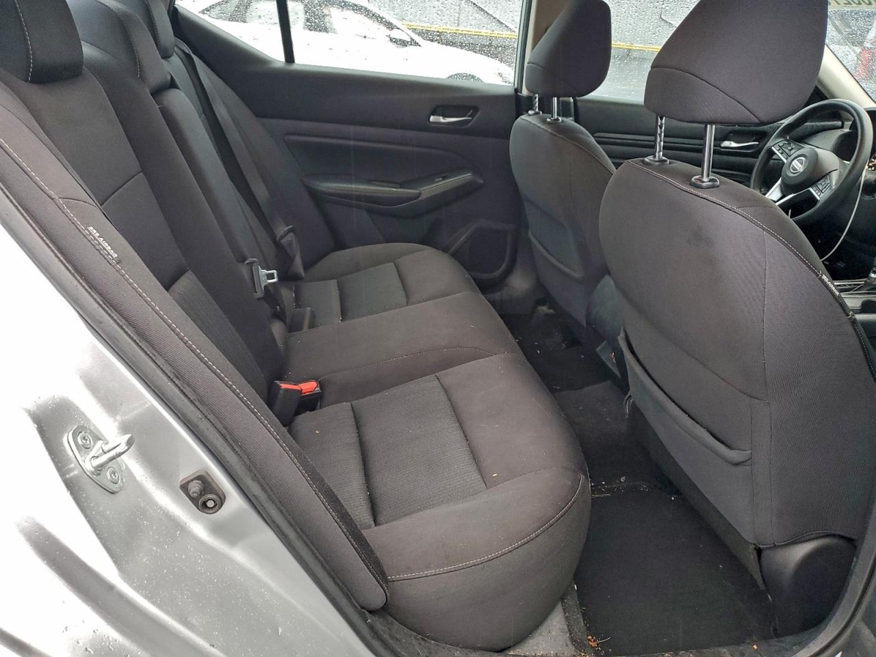 Nissan Altima S Image 8