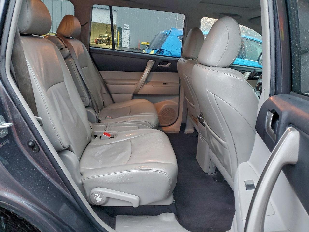 Toyota Highlander Base Image 11