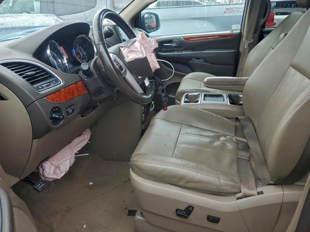 Chrysler Minivan Touring Image 3