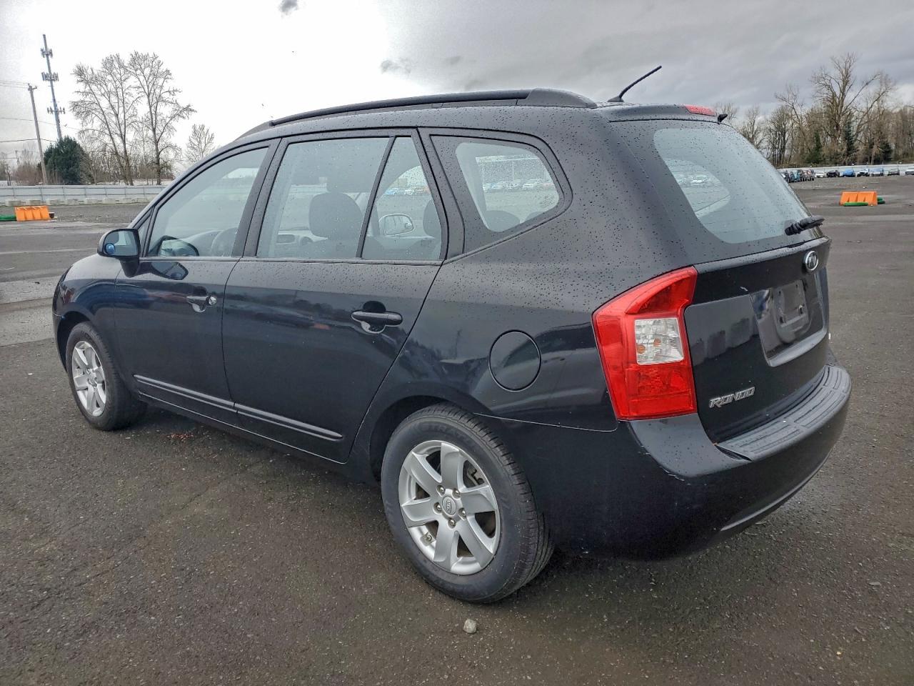 Kia Rondo Base Image 7