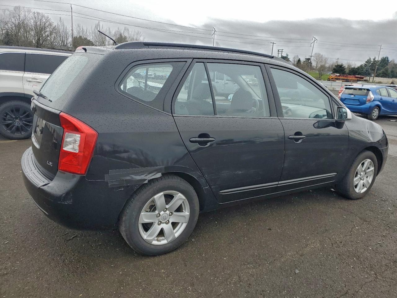 Kia Rondo Base Image 3