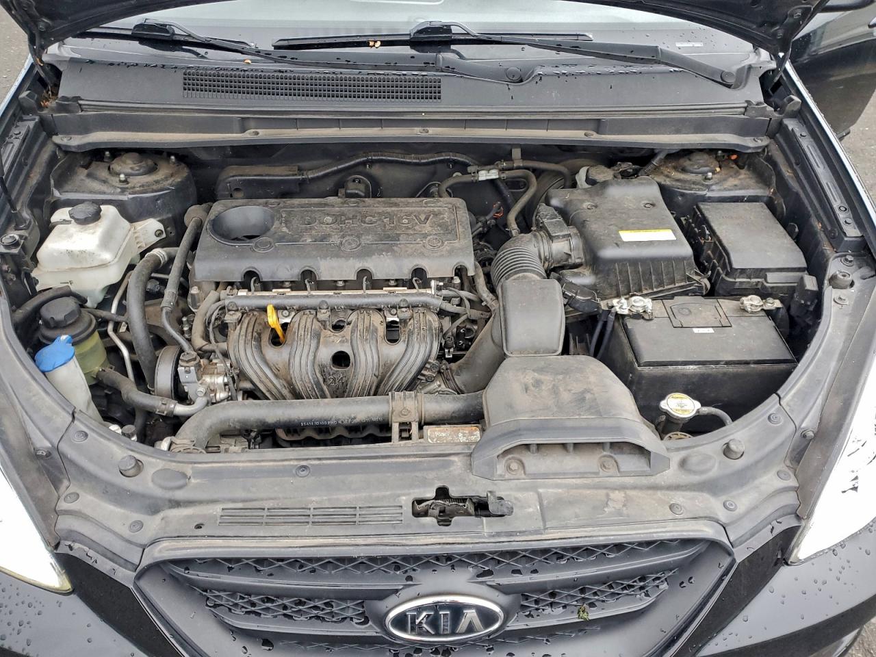 Kia Rondo Base Image 11