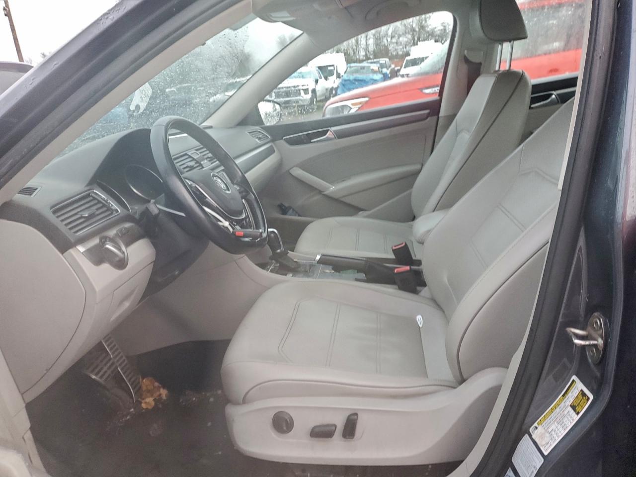 Volkswagen Passat S Image 7